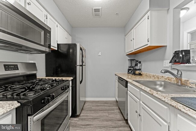 Building Photo - 8951 Town Center Cir