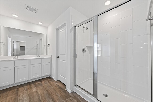 Building Photo - 3030 Lake Crest Dr
