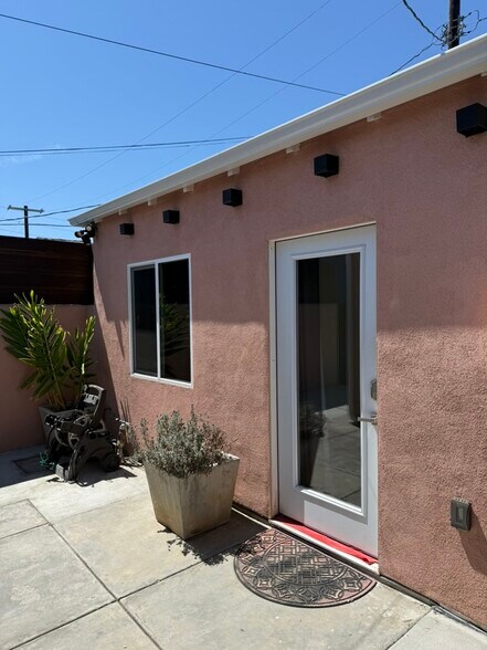 Primary Photo - 8507 Croydon Ave