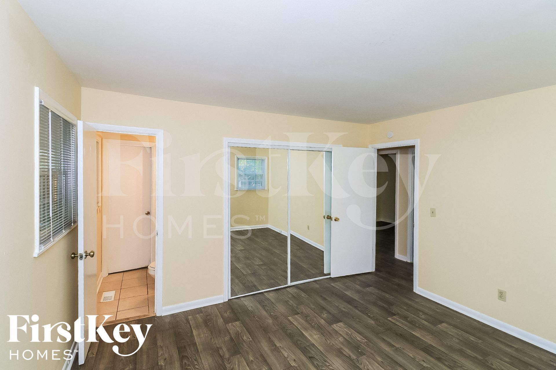 Building Photo - 2450 Rolling View Dr