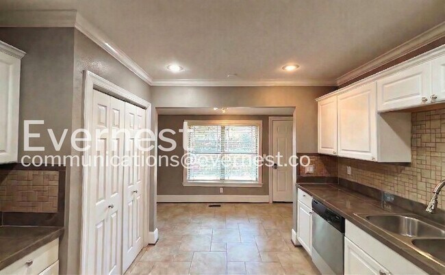 Building Photo - 2102 Vine St