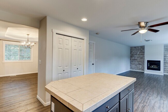 Building Photo - Updated 2-Bedroom Home with Bonus Room on ...
