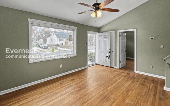 Building Photo - 3 Bed/2 Bath Home with Off-Street Parking / Pet-Friendly / Available Now!