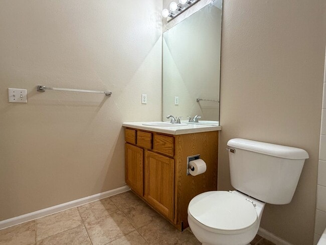 Building Photo - End-Unit Townhome in Littleton