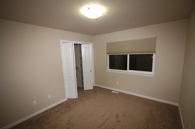 Building Photo - 3 Bedroom South Anchorage Townhouse!