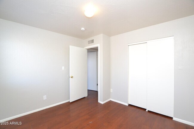 Building Photo - 1934 W Village Dr