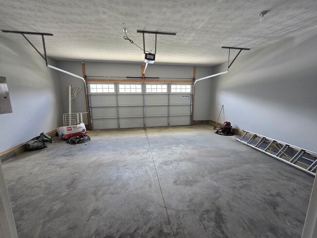 Building Photo - 3 Bed, 2.5 Bath Home in a Great Neighborhood!