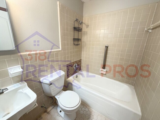 Building Photo - Four Bedroom Two Bath Home