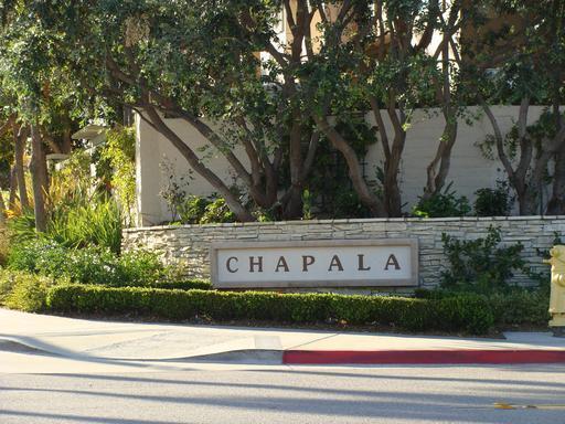 Building Photo - Centrally Located Townhome w/ 2 Car Garage...