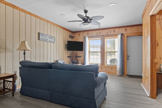 Building Photo - 360 Island Rd