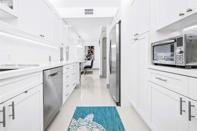 Building Photo - 3675 N Country Club Dr