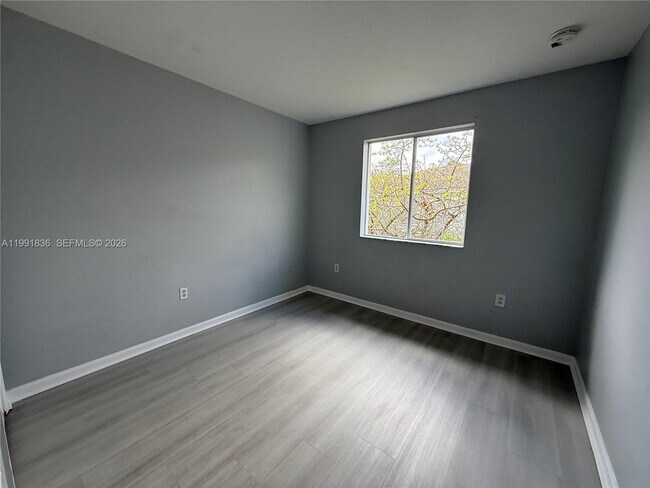 Building Photo - 1586 SE 27th Ct