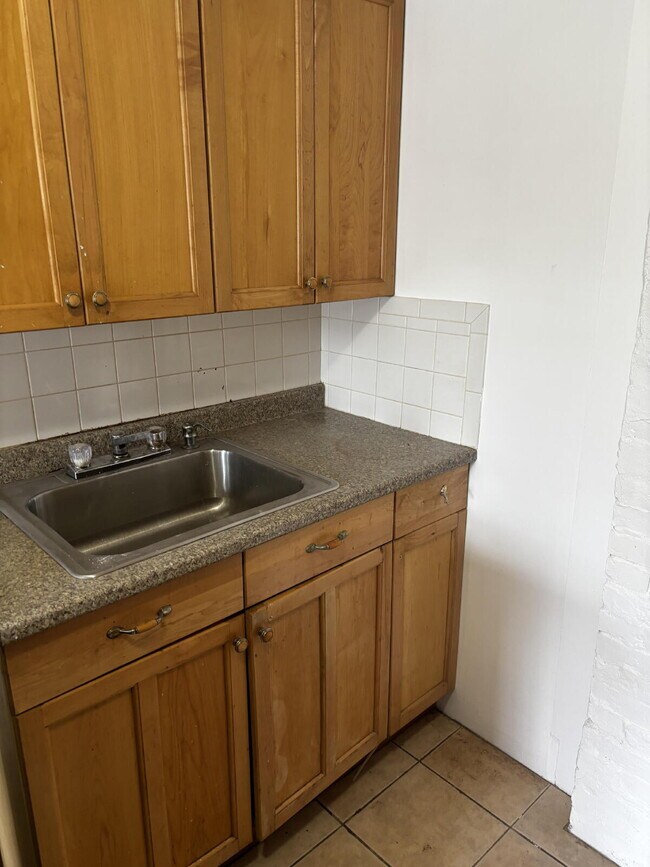 Building Photo - Bright, Updated 2-Bedroom Apartment in a Convenient Bath Location