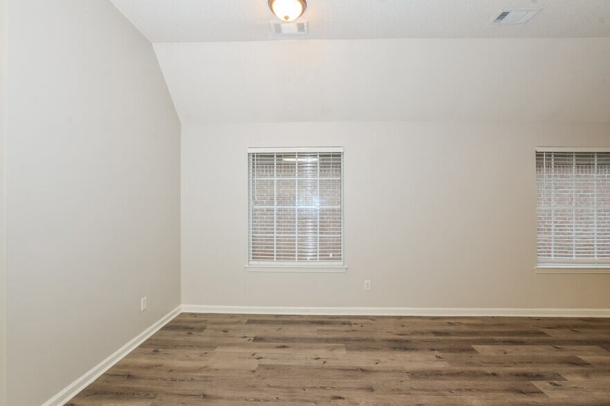 Building Photo - 10253 Evening Hill Dr