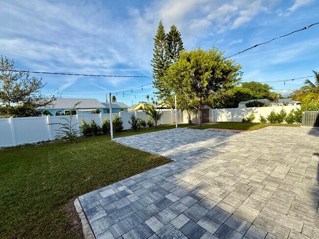 Building Photo - 189 NE Jettie Terrace