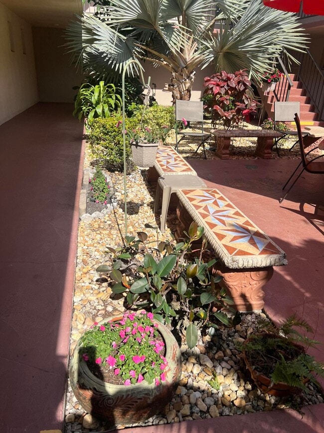 Building Photo - 504 Davis Rd