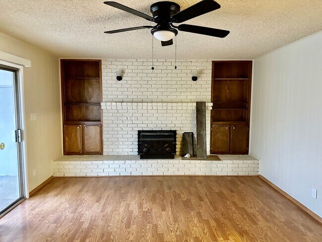 Building Photo - Spacious North Fresno 4/3 with Pool