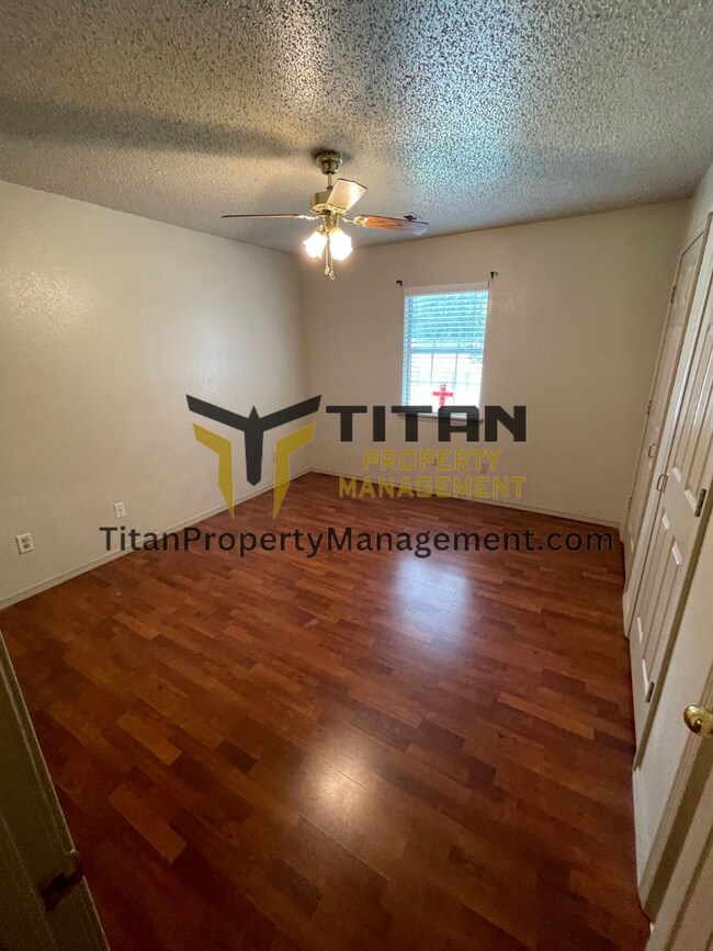 Building Photo - 2 Bed/2 Bath End Unit Apartment