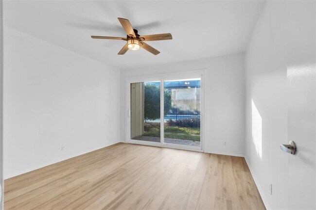 Building Photo - 500 E Riverside Dr