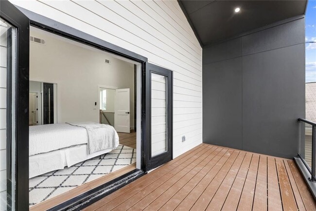 Building Photo - 582 Hope St SW