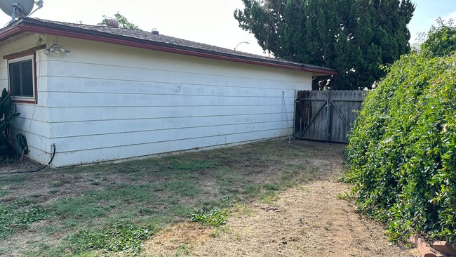 Building Photo - 4 bedroom in Escondido with backyard w poo...