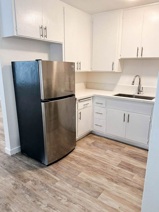 Building Photo - Venice - Close to the Waves - 1st Floor Larger 1-Bedroom W/ Parking