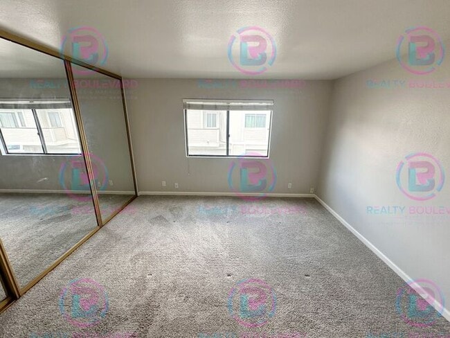 Building Photo - 1/2 Month Free! Contemporary 2-Bed Condo w...