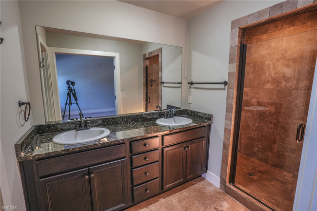 Building Photo - 3 br, 3.5 bath Townhome - 1304 Essex Manor...