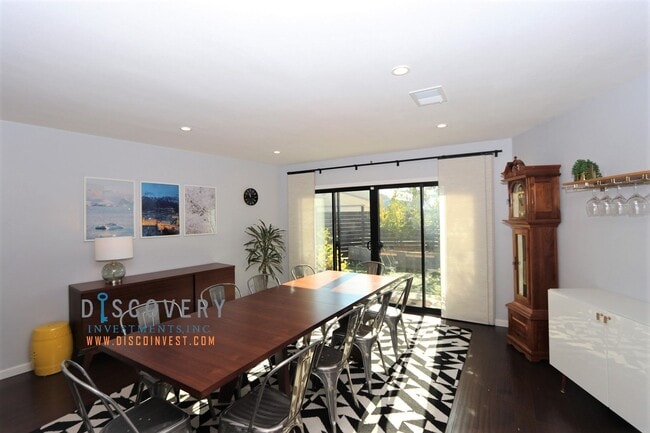 Building Photo - Centrally Located Mid-Century Contemporary Home