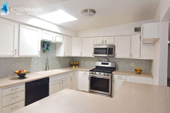 Building Photo - 941 S Baylor Dr