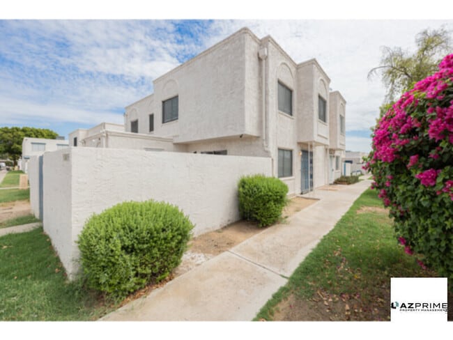 Building Photo - Welcome to This Beautifully Renovated 3/1 ...