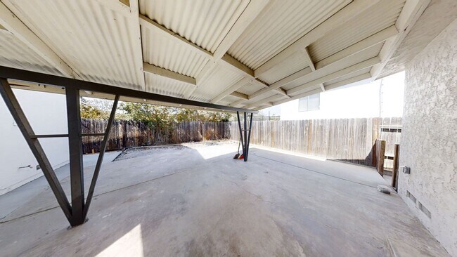Building Photo - Newly Renovated! 4BD/2BA (Lease out, pendi...