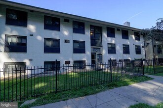 Building Photo - Beautiful 2 Bedroom 1 Bath Condo Conveniently Located