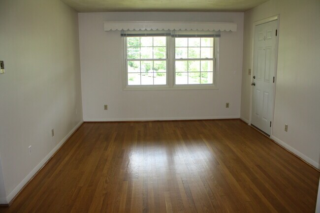 LR - 1545 W Main St