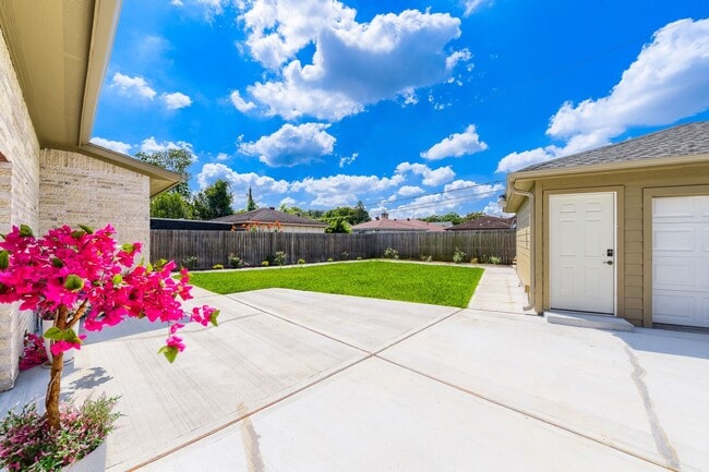 Building Photo - 8815 Sharpview Dr
