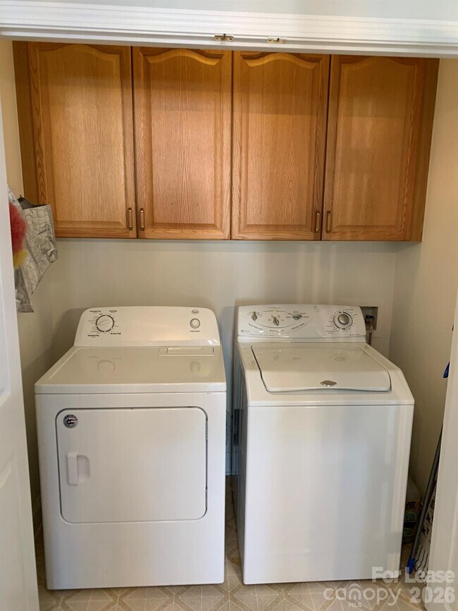 Building Photo - 9033 Rosalyn Glen Rd