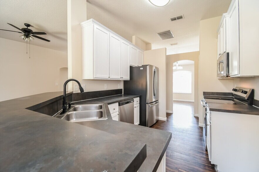 Building Photo - 2828 Ravine Hill Dr