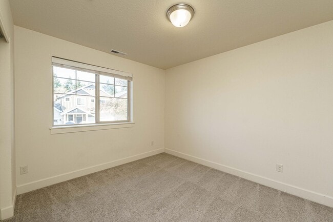 Building Photo - $1000 OFF MOVE IN SPECIAL - 4 Bedroom 2.5 ...