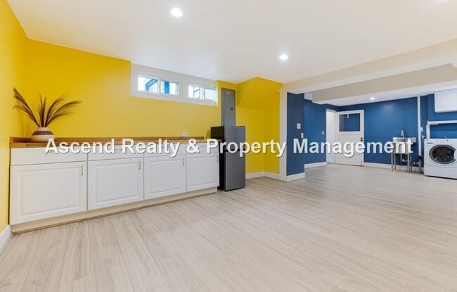 Building Photo - Available NOW! 3 Level 4bed/3bath Convenie...