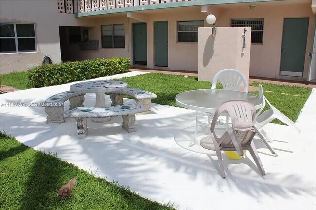 Building Photo - 281 NE 40th St