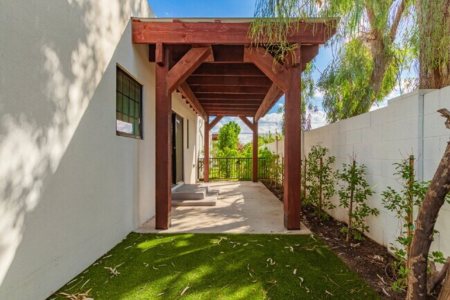 Building Photo - Gorgeous 2-Bed, 2-Bath duplex in the Garfi...