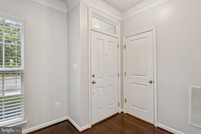 Building Photo - 805 Basswood Dr