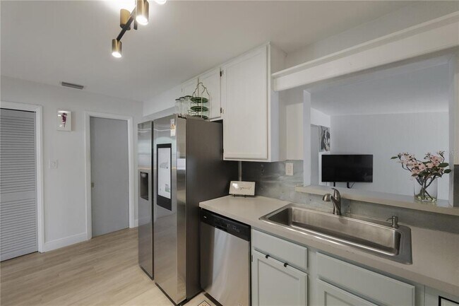 Building Photo - 702 Gray St S