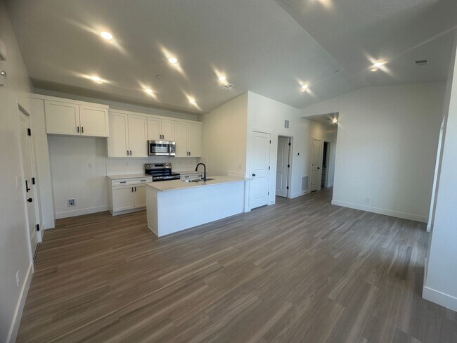 Building Photo - Luxury 3 bedroom Condo in Desert Color!