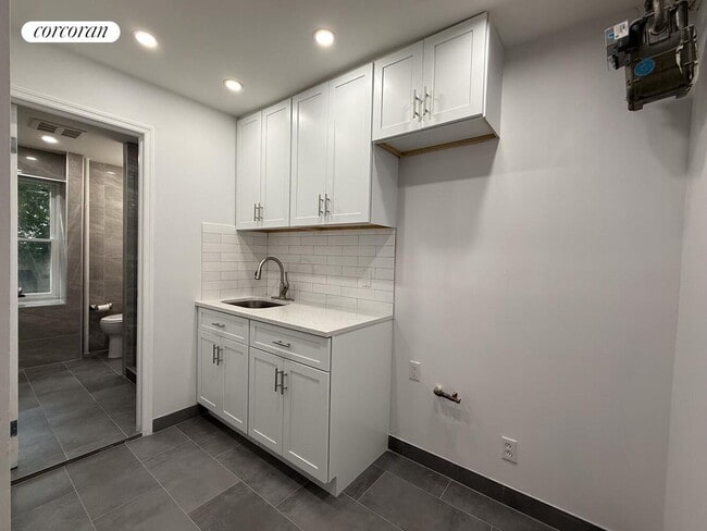 Building Photo - 208 Avenue B