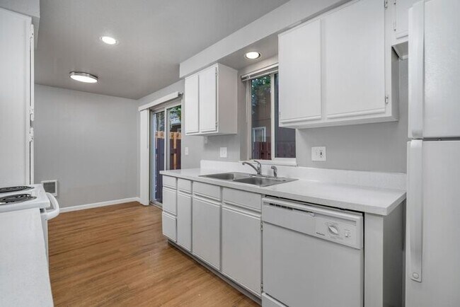 Building Photo - Large 2 bed 1.5bath townhouse