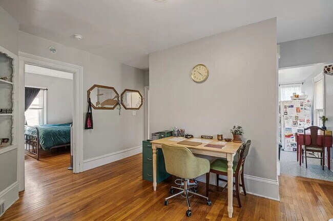 Building Photo - 514 Crescent St NE