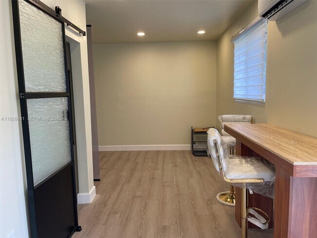 Building Photo - 14121 Kendale Lakes Blvd