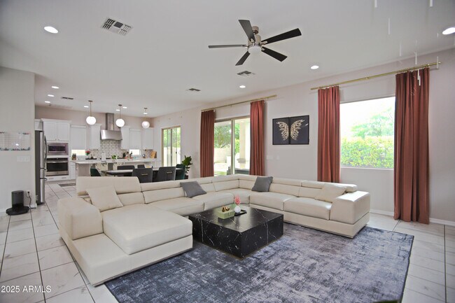 Building Photo - 947 E Ladbroke Way