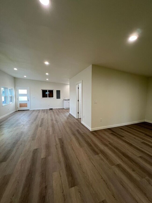 Building Photo - Professional Photos Coming Soon!